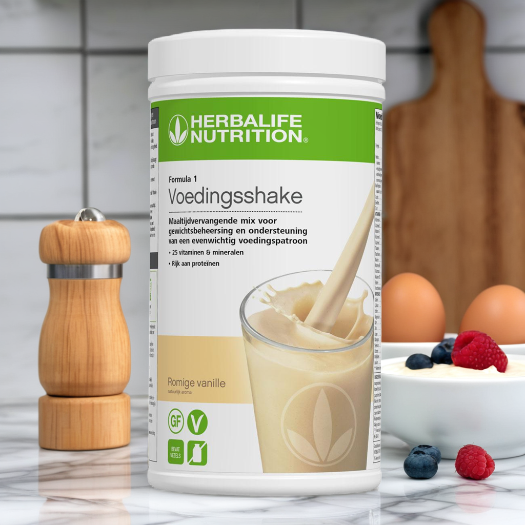 Herbalife Formule 1 pot tussen eiwitrijk ontbijt op een keukenwerkblad